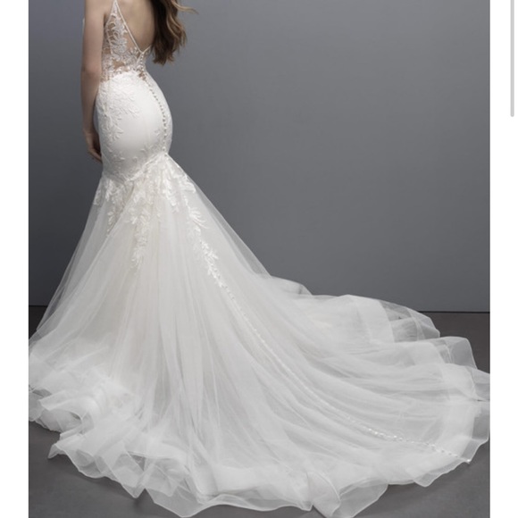 Madison James Wedding MJ700 + veil
Colors: Ivory/Nude
Sizes: 14 (not altered) - Picture 2 of 3